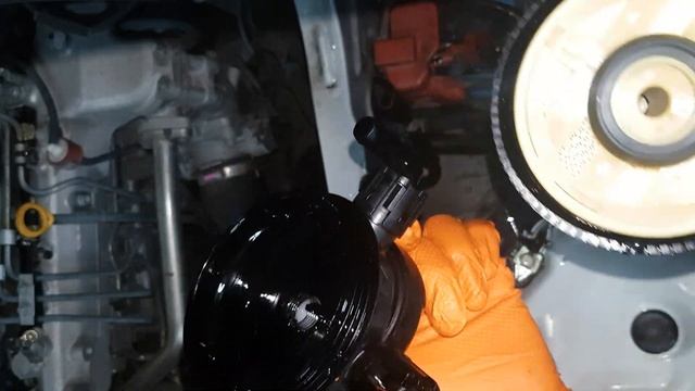 TOYOTA HiAce / How to Replace Fuel filter смотреть онлайн