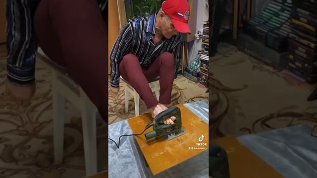 Ногами использует электролобзик смотреть онлайн