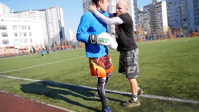 ПАДАЮТ ВСЕ. Как защититься от КОЛХОЗКИ - удар головой смотреть онлайн