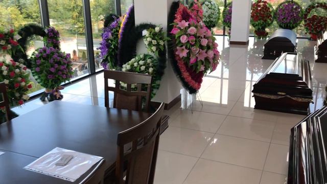 Более 300 вариантов гробов, и 600 видов венков смотреть онлайн