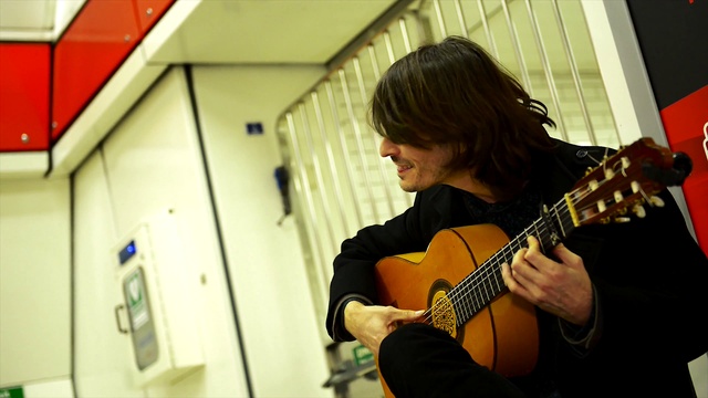 МУЗЫКА ФЛАМЕНКО НА ГИТАРЕ В МЕТРО 4K ► Прекрасная Музыка В Шумном Переходе смотреть онлайн