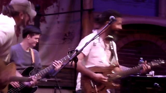 Brendan Princi ft Siobhan Magnus performs Feelin' Groovy by Simon & Garfunkel смотреть онлайн