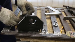 ЦИРКУЛЯРКА!!! Как сделать самодельную циркулярку из болгарки.Идея для Самоделки .