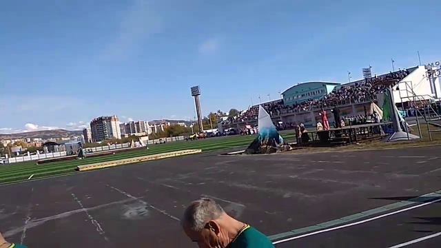 По овалу - по часовой стрелке, а за нами - делегация Нер-Заводского округа. смотреть онлайн