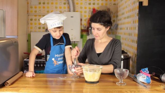 Готовим всей семьей. Пирог с замороженными ягодами. смотреть онлайн