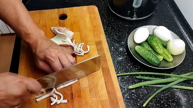 ★ Самый быстрый способ очистки кальмара и его приготовление. Очень вкусный салат из кальмара. смотреть онлайн