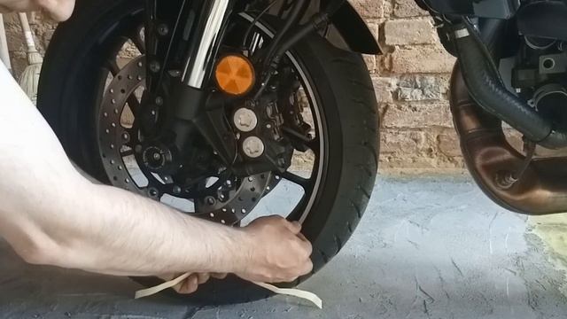 Наклеил отражающую ленту на колеса своего мотоцикла. смотреть онлайн