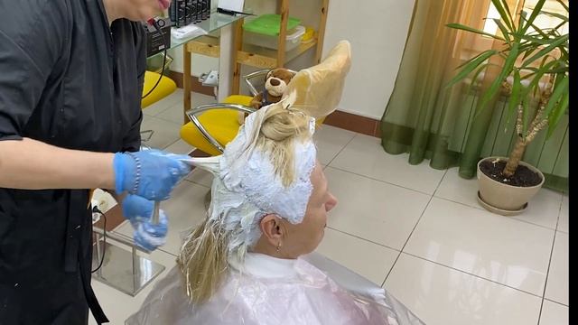Жемчужный платиновый блонд. Обесцвечивание сильно отросшего желтого цвета волос и тонирование блонд смотреть онлайн