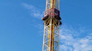 Катя в Дубае. Аттракцион Башня Zombieland Blast-off в Дубае. Парк аттракционов Motiongate
