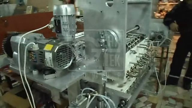 Работа шнеков и узла диафрагменной резки в двухбункерной тестоотсадочной машине ГТ-350-2Ш смотреть онлайн