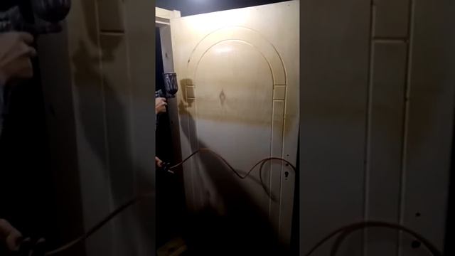 Покраска деревянной двери лаком с пулевизатором. смотреть онлайн