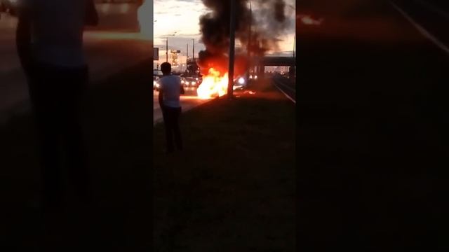 Горит автомобиль в Казани смотреть онлайн