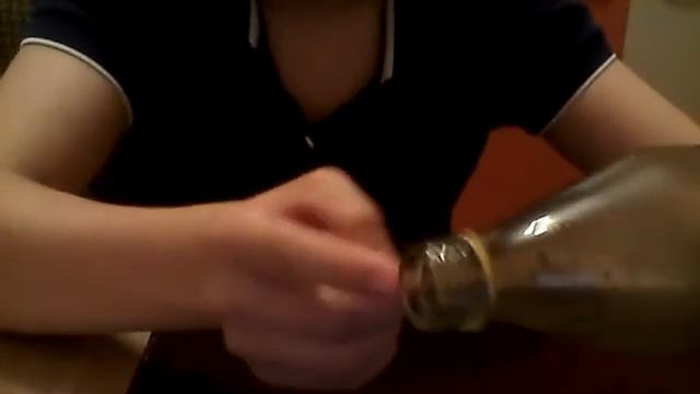 ФОКУС С БУТЫЛКОЙ МОНЕТА СКВОЗЬ БУТЫЛКИ смотреть онлайн