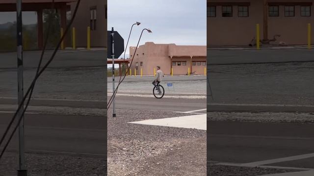 Unicorn on a unicycle in Quartzsite смотреть онлайн