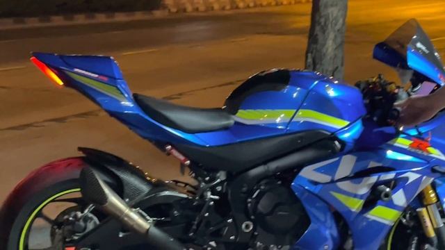 Suzuki GSX-R1000 L7 အသံလေးနားထောင်ကြည့်လိုက် смотреть онлайн