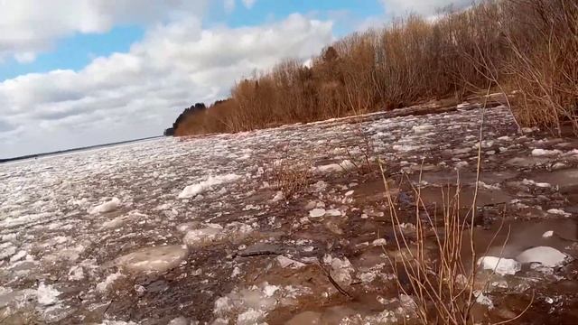 Переезжаем реку Мезень в ледоход на Обь-3 смотреть онлайн