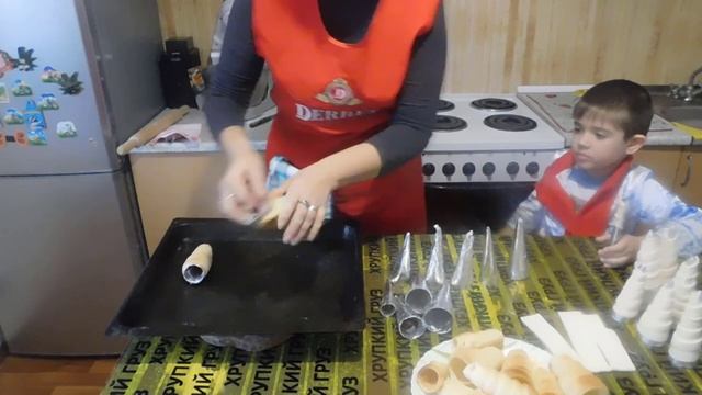 Слоёные пирожные приготовление . Кухня крош.mp4