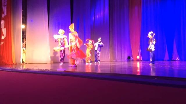 Танец клоунов "Апельсин"младшая группа Великий Новгород смотреть онлайн