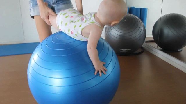 Фитбол для детей 6 месяцев. Наши упражнения на мяче. Nikalisa ♥ смотреть онлайн