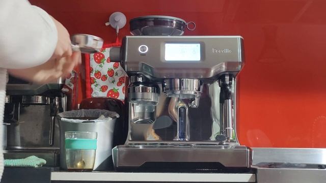Set-up and cappuccino demo on Aida's Breville Oracle BES990, 4/11/2022 смотреть онлайн