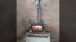 Установка и подключение к дымоходу стальной каминной топки в частном доме.