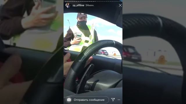 Депутат Куницкий общается с патрульными. Видео: Stories 