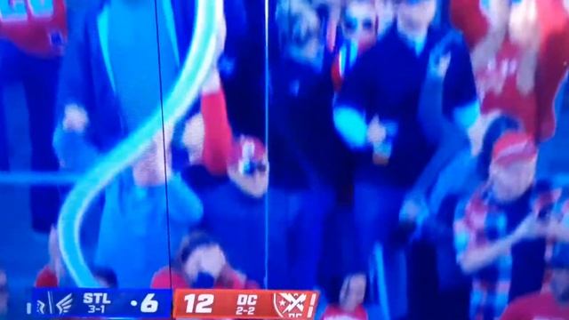 XFL fans build a snake out of cups. смотреть онлайн