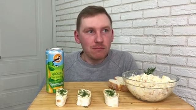 МУКБАНГ Салат с ананасами и курицей Рулетики из лаваша с крабовыми палочками Mukbang Brandfree смотреть онлайн