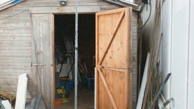 Мужчина удивился увиденному в сарае, установив камеру наблюдения