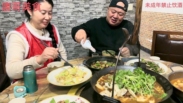 在全椒乡镇吃金寨吊锅，270一锅有土鸡，牛肉，牛肚等，和美女老板娘喝点【唐哥美食】 смотреть онлайн