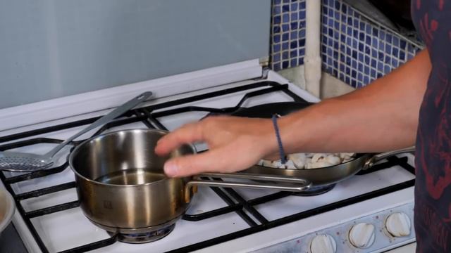 Как сделать любое мясо мягким и сочным. Строганов из индейки с грибами.mp4 смотреть онлайн