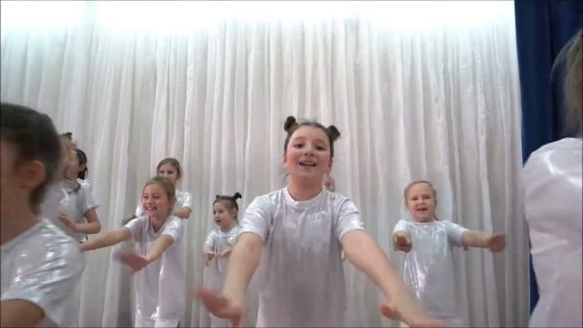 Арт-студия Виват "Нарисуй этот мир" - исполняет младшая и средняя вокальная группа. т8-989-290-83-9 смотреть онлайн