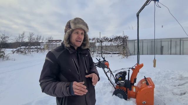 Как далеко кидает снег топовый снегоуборщик.Год не запускал Хускварна st227p#Husqvarna #снегоуборщи смотреть онлайн