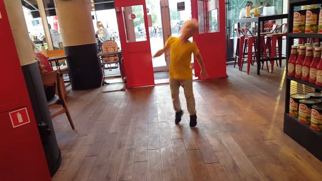 Разбавил атмосферу в Farш (FARSH) бургерной на Молодежной смотреть онлайн