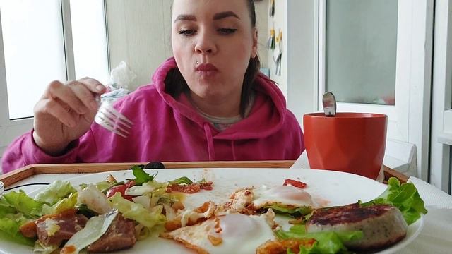 Мукбанг сытный завтрак| Баварские колбаски, салат с тунцом, яичница, кофе #мукбанг #завтрак смотреть онлайн