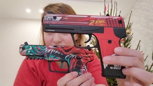 ?ОТКРЫЛИ ПОДАРКИ, ПОКА ДЕТИ В САДУ. Обзор деревянных пистолетов Vozwooden. Резинкострелы и нож. смотреть онлайн