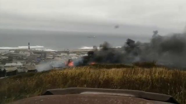 В Холмске горят гаражи смотреть онлайн