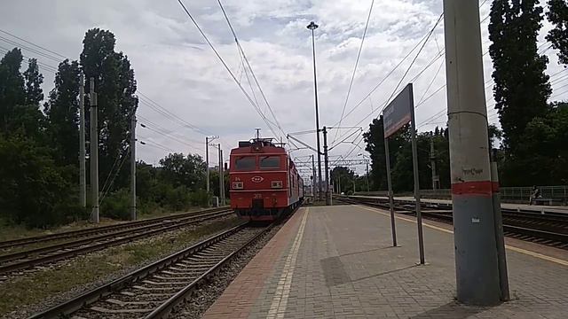 ЭП1-114 с пассажирским поездом №14 Адлер - Саратов и приветливой бригадой смотреть онлайн