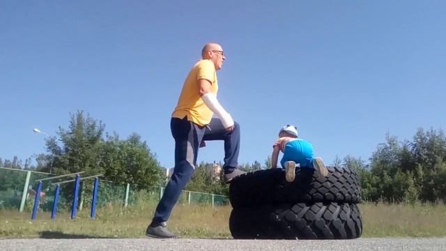 Спортивная прогулка для пап и мам. Колхозный кроссфит#38. смотреть онлайн