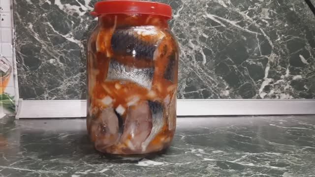 Сельдь маринованная в томатном маринаде. (720p).mp4