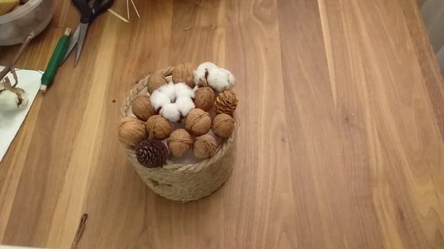 Осенняя композиция из орехов в шляпой коробке. смотреть онлайн