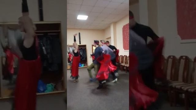 Канкан от парней. Смешно очень. смотреть онлайн