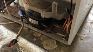 Холодильник Индезит не морозит . Заправка фреоном .