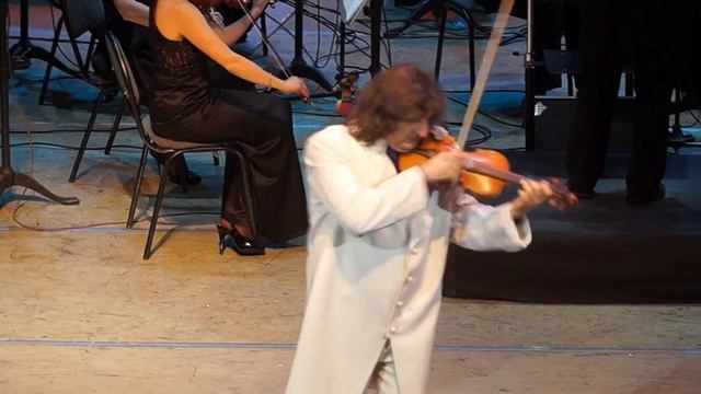 Фрагмент концерта скрипача-виртуоза Вардана Маркоса с симфоническим оркестром. Красноярск, 2016