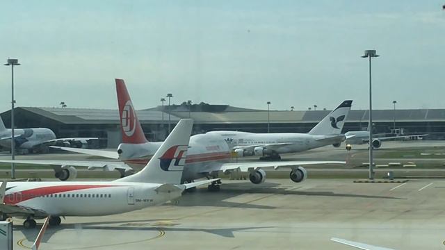 You'll NEVER see that again || Iran Air Boeing 747SP passing MH B744 - Last Footage смотреть онлайн