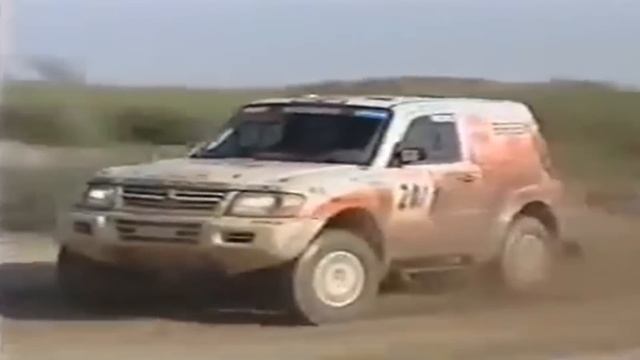 Ралли Paris Dakar на радиоуправляемых машинках Mitsubishi вместе с Hiroshi Masuoka. смотреть онлайн