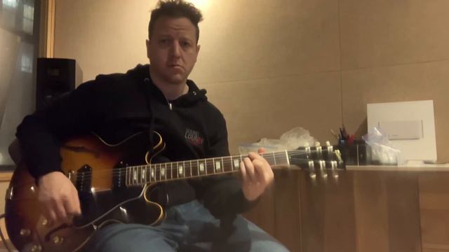 ES-330 Clean with different pickup positions смотреть онлайн