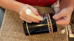 Украшаю вазу стразами и точечной росписью.