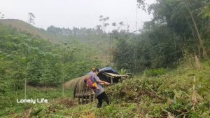 A 15-year-old single mother struggled with the first rains of the season to start building her life