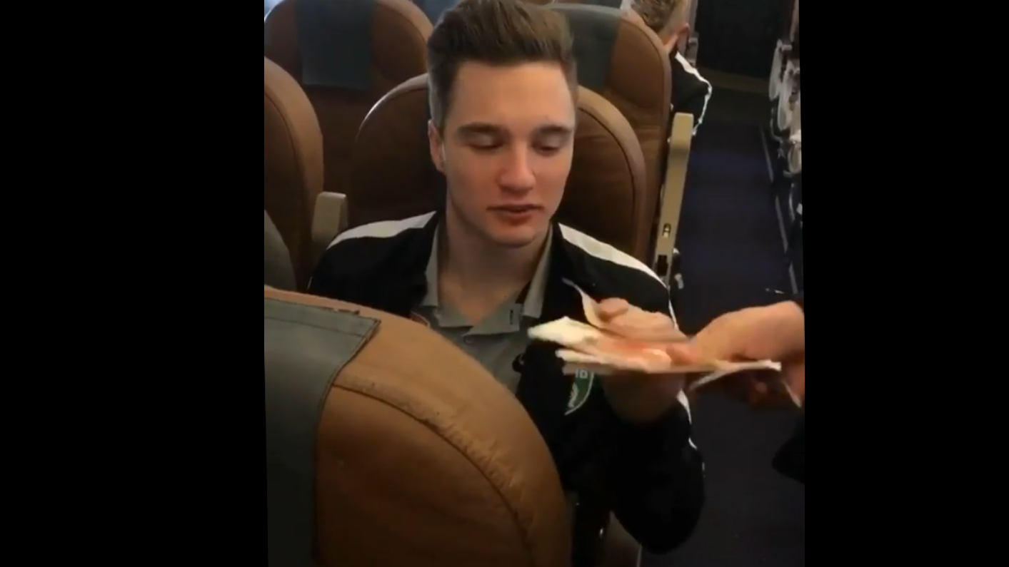 Российский футболист высморкался в пятитысячную купюру смотреть онлайн